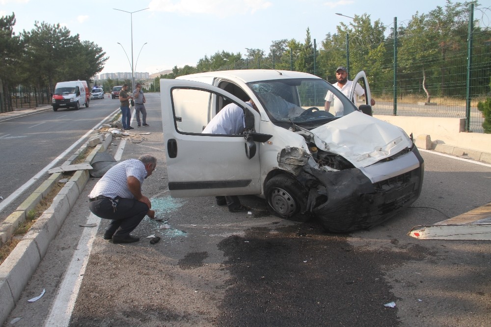 Karşı şeride geçip otomobile çarptı: 3 yaralı 