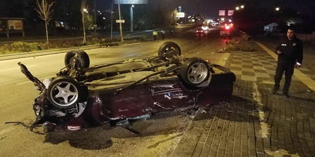 Karşı şeride geçip takla atıp hurdaya dönen otomobilden sağ çıktılar