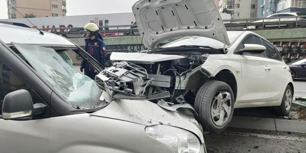 Karşı şeritteki aracın üstüne çıktı!