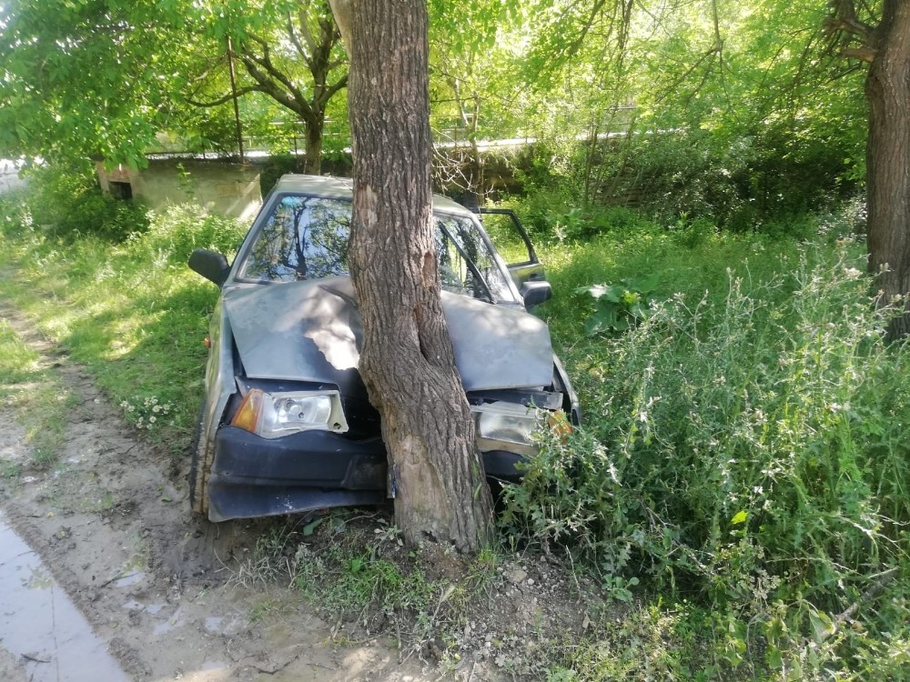 Karşıdan gelen araca çarpmamak için yoldan çıkıp ağaca çarptı : 3 yaralı 