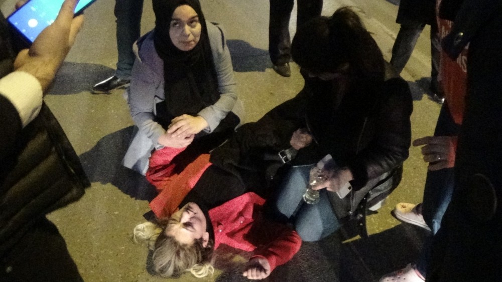 Karşıdan karşıya geçerken yere yığıldı 