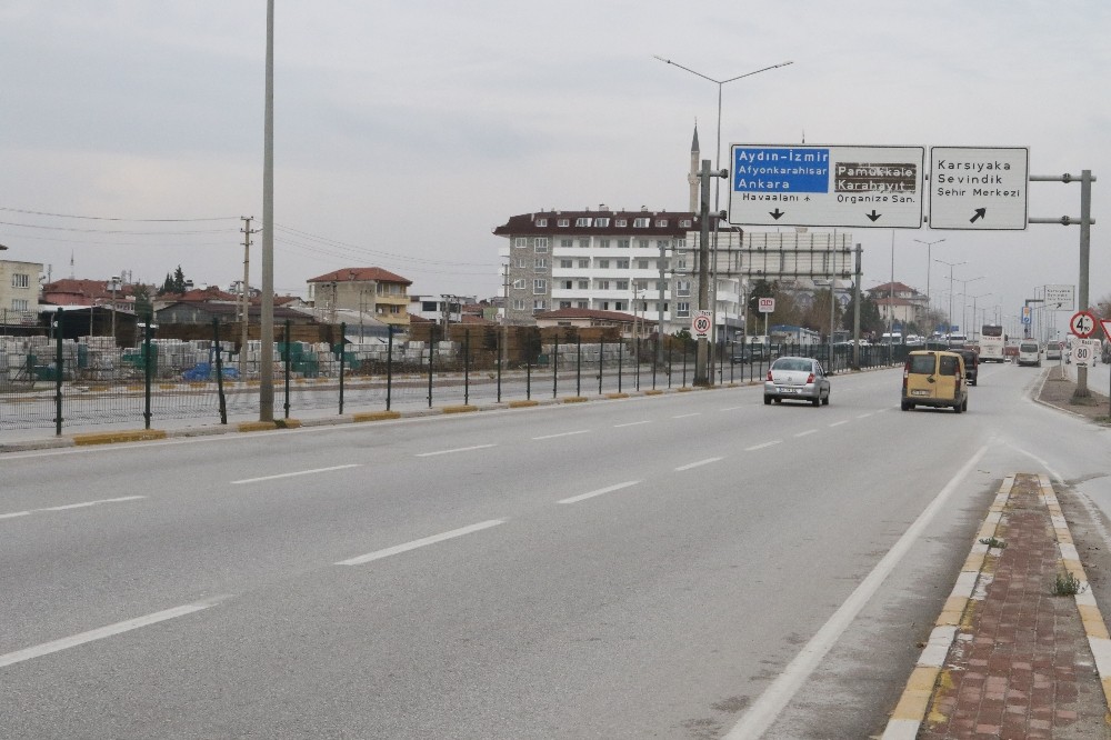 Karşıdan karşıya geçmek isteyen genç canını hiçe saydı 