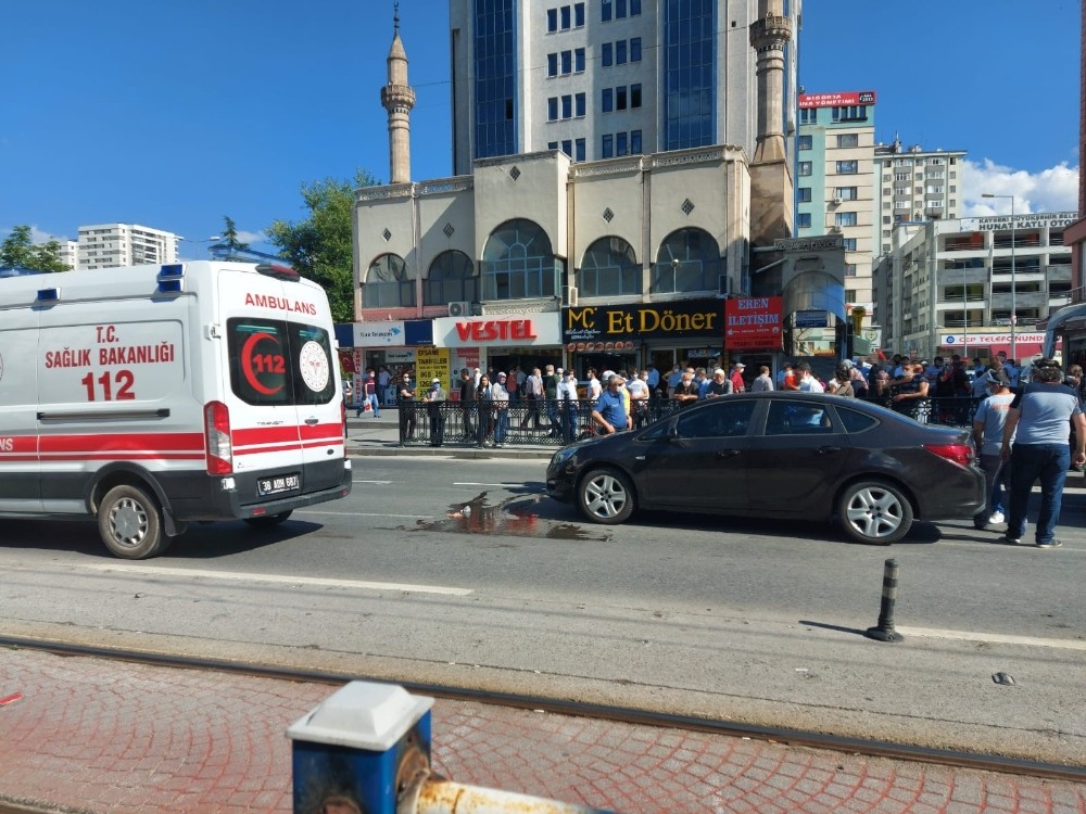 Karşıdan karşıya geçmek isteyen şahsa otomobil çarptı 