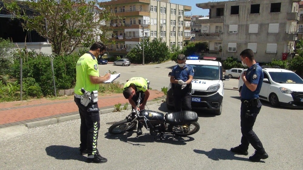 Karşılarında polisi gören 2 genç motosikleti bırakıp kaçtı 