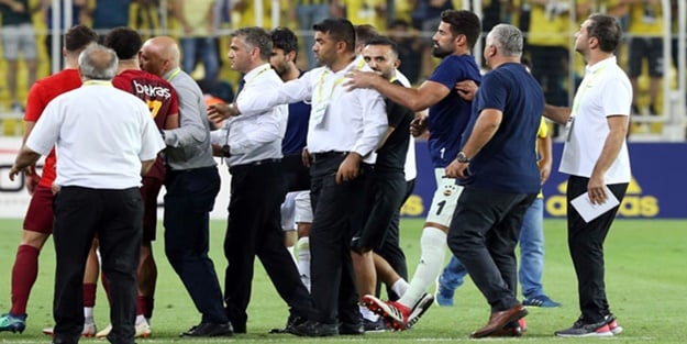 Karşılaşma sonrası Kadıköy'de olay! Volkan Demirel'den Kayserisporlu futbolculara tepki...