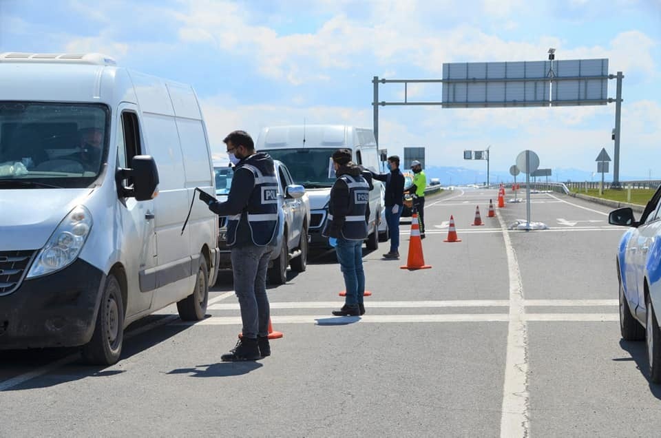 Kars’ın giriş ve çıkışlarında korona virüs denetimi 