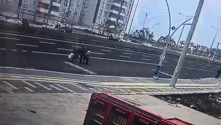 Karşıya geçerken aracın altında kalan şahıs ağır yaralandı 