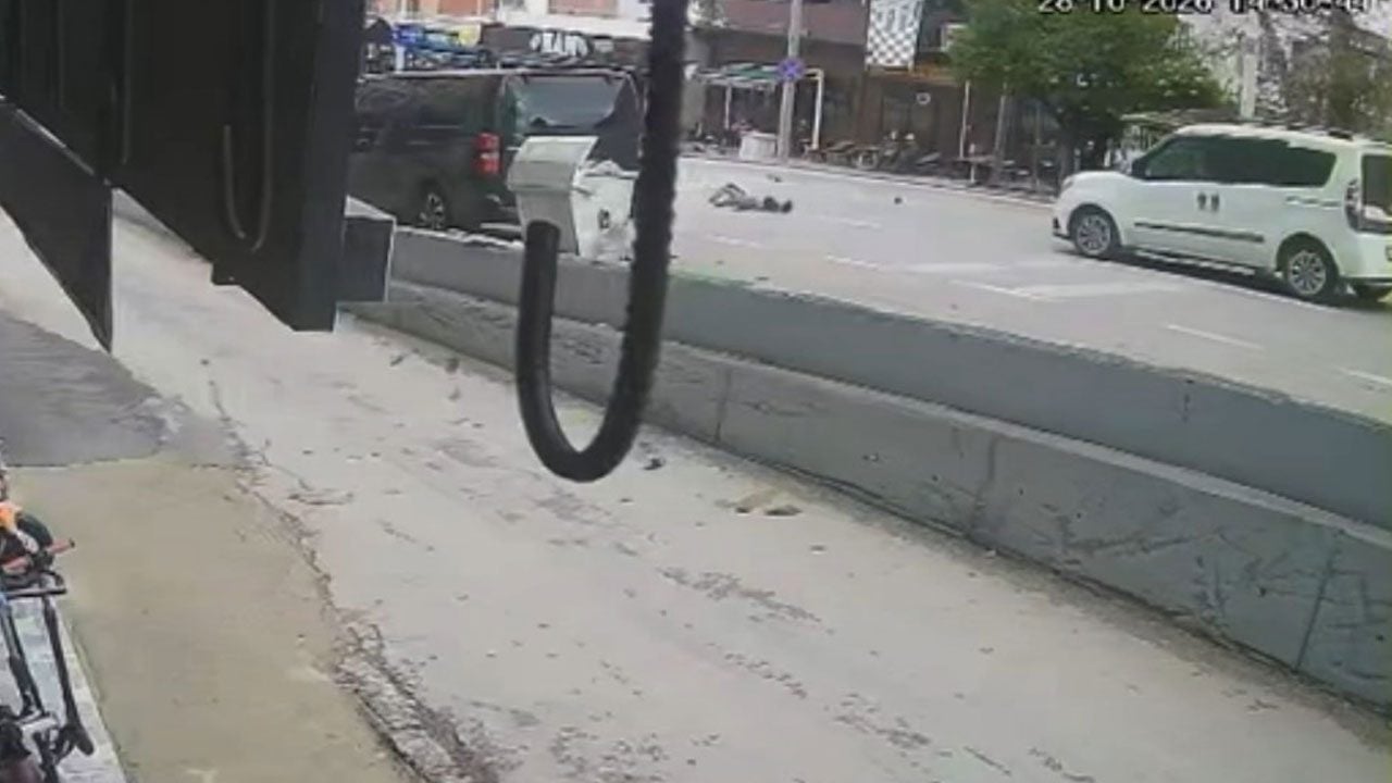 Karşıya geçerken motosiklet çarptı! Korkunç kaza kamerada