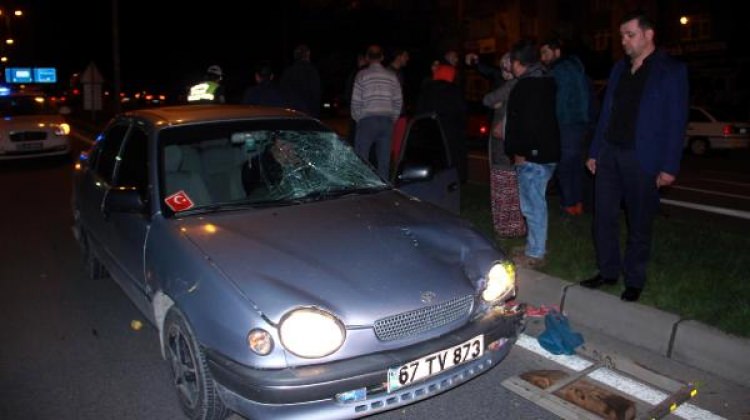 Karşıya geçmek isteyen kadına otomobil çarptı