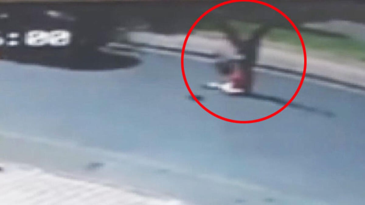 Karşıya geçmek isteyen kız metrelerce sürüklendi
