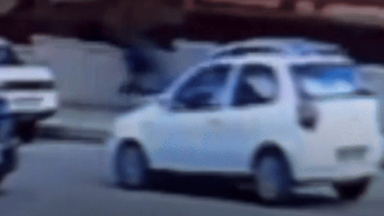 Karşıya geçmeye çalışan yaşlı adam büyük şok yaşadı!