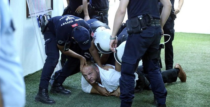 Karşıyaka-Aydınspor 1923 maçında hakeme tekme atan yönetici gözaltında