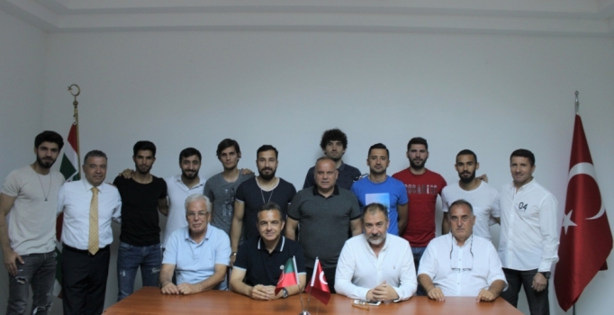 Karşıyaka'da 9 futbolcu imzaladı