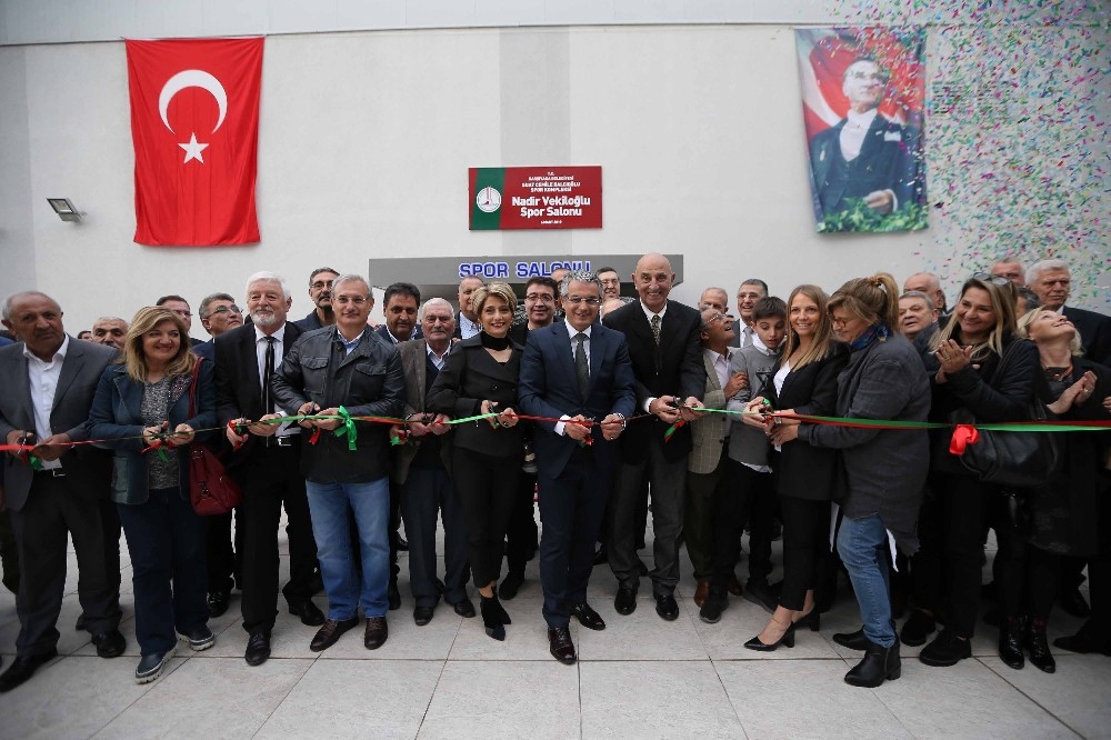 Karşıyaka’da Nadir Vekiloğlu Spor Salonu açıldı 