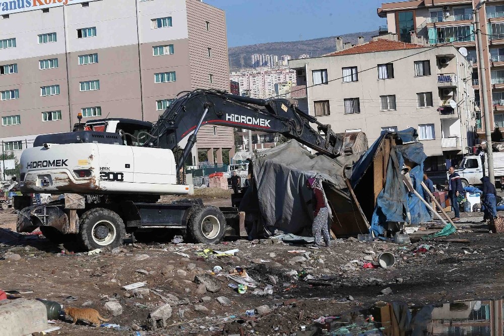 Karşıyaka’da yıkım operasyonu: Hurdacı çadırları kaldırıldı 
