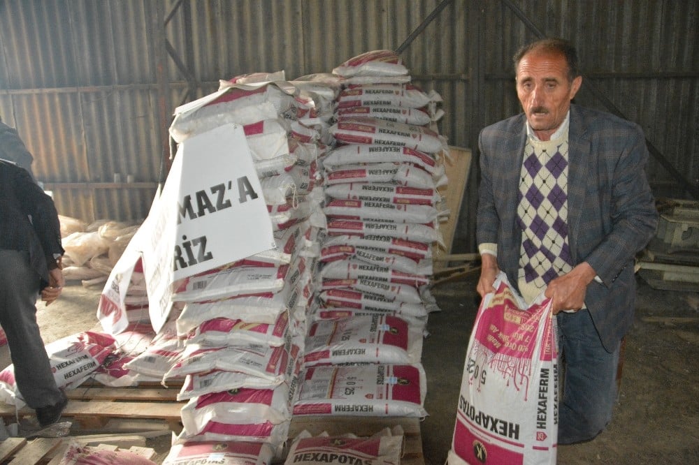 Karslı iş adamından çiftçilere 24 ton gübre desteği 
