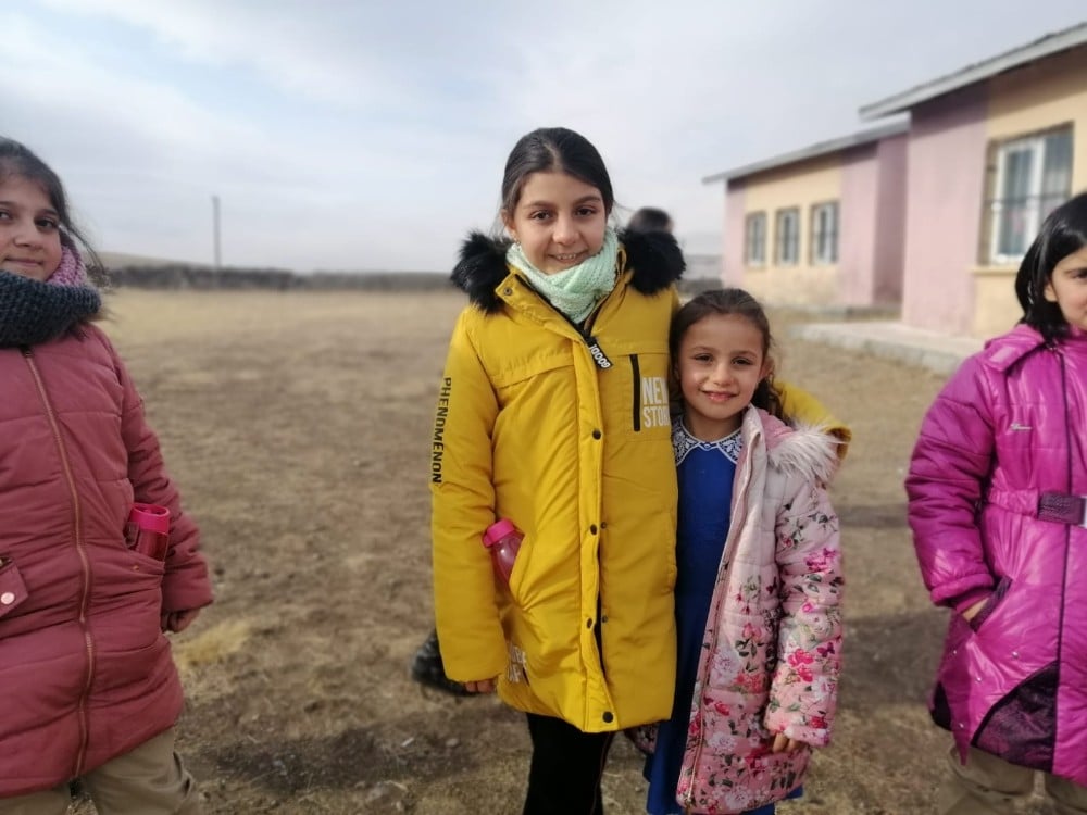 Karslı minik öğrenciler harçlıklarıyla köy okulundaki kardeşlerine hediye aldı 