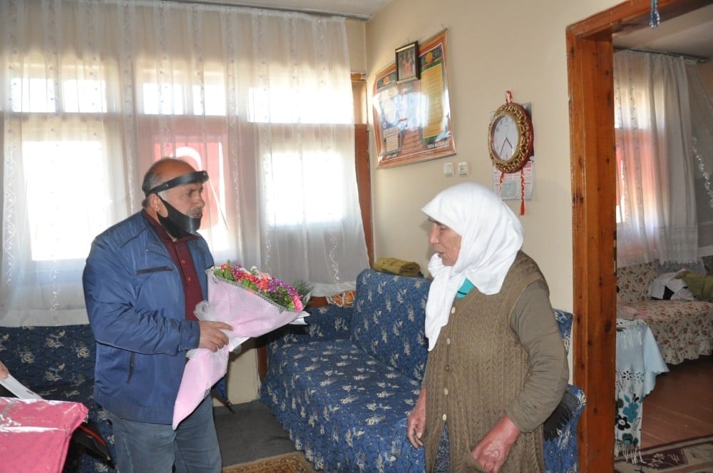 Karslı vatandaştan şehit annelerine duygulu kutlama 