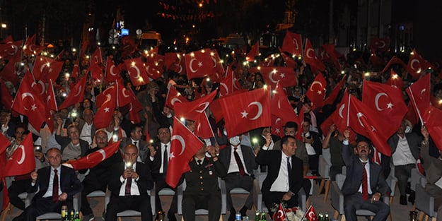 Karslılar 15 Temmuz'un yıl dönümünde meydanları doldurdu!