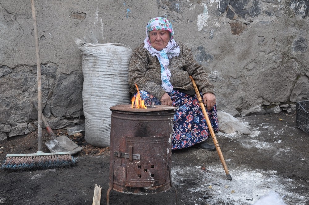 Kars’ta 70 yaşındaki ninenin eksi 10’da yaşam mücadelesi 