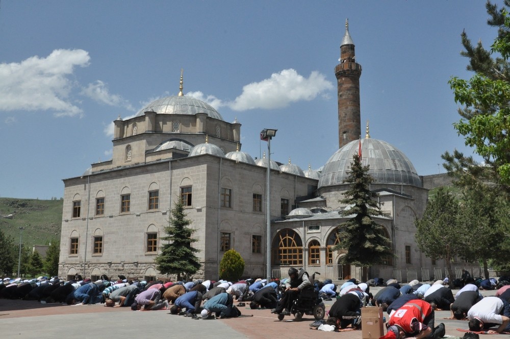 Kars’ta 74 gün sonra ilk cuma namazı kılındı 