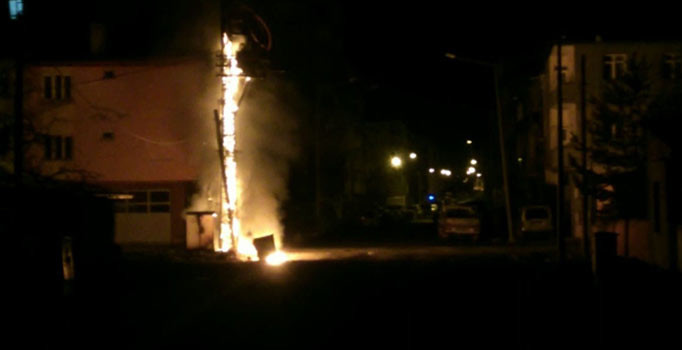 Kars'ta alev alan trafo bomba gibi patladı