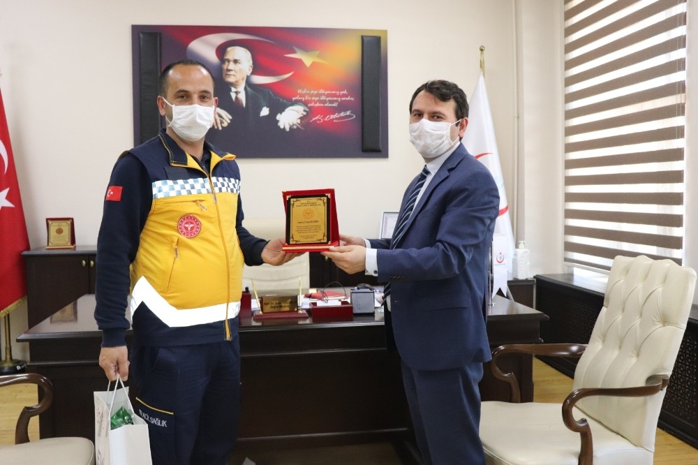 Kars’ta ambulans şoförüne plaket verildi 