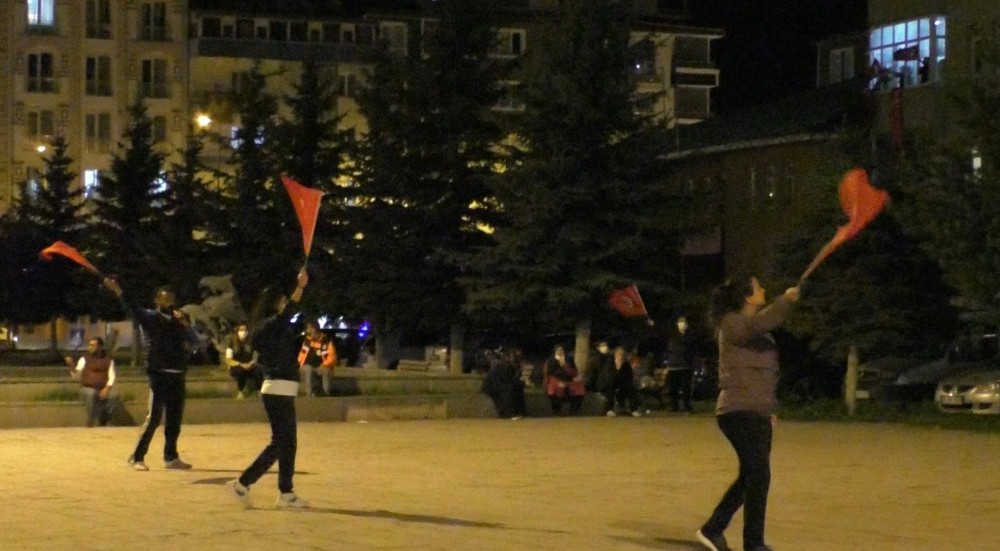 Kars’ta antrenörler sokakta, vatandaşlar balkonda spor yaptı 