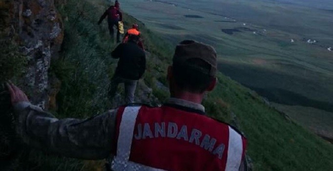 Kars'ta ayılar aileye saldırdı: 2 ölü