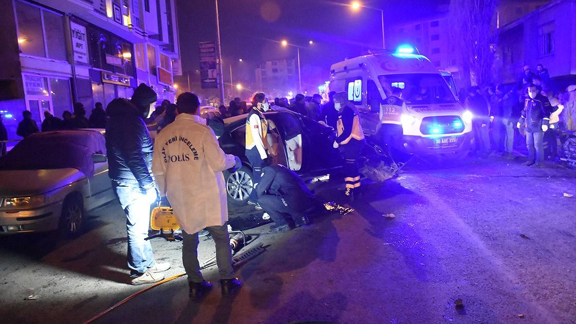 Kars'ta bahçe duvarına çarpan otomobildeki 4 kişi öldü, 1 çocuk ağır yaralandı
