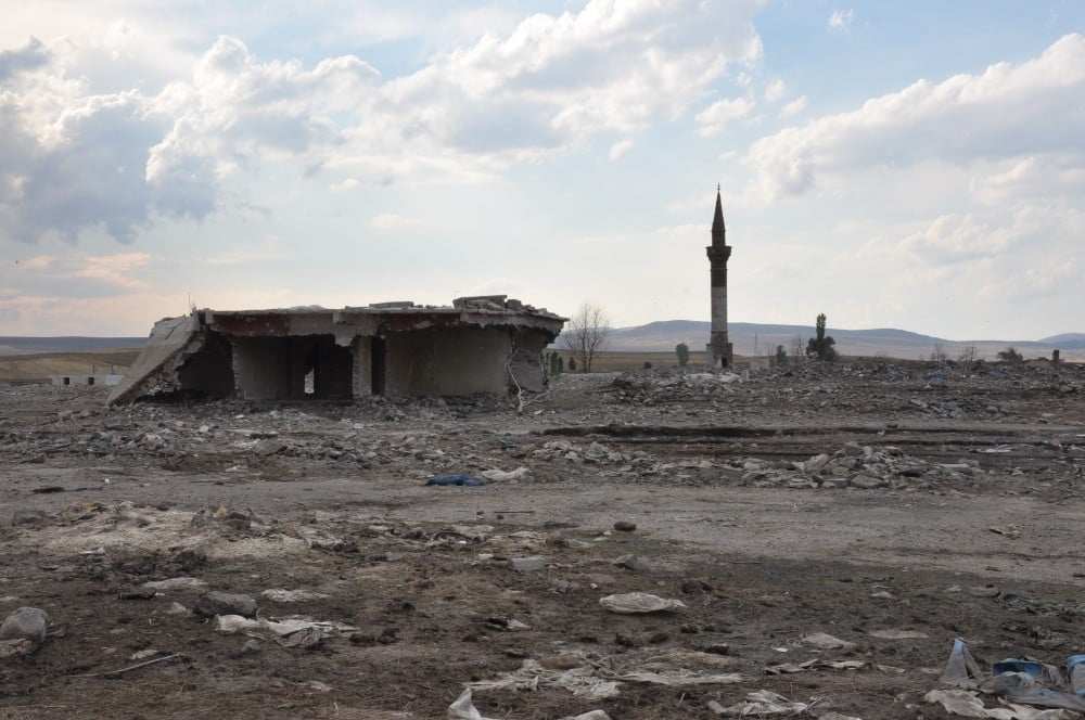 Kars’ta baraj suyu çekildi, köy gün yüzüne çıktı 