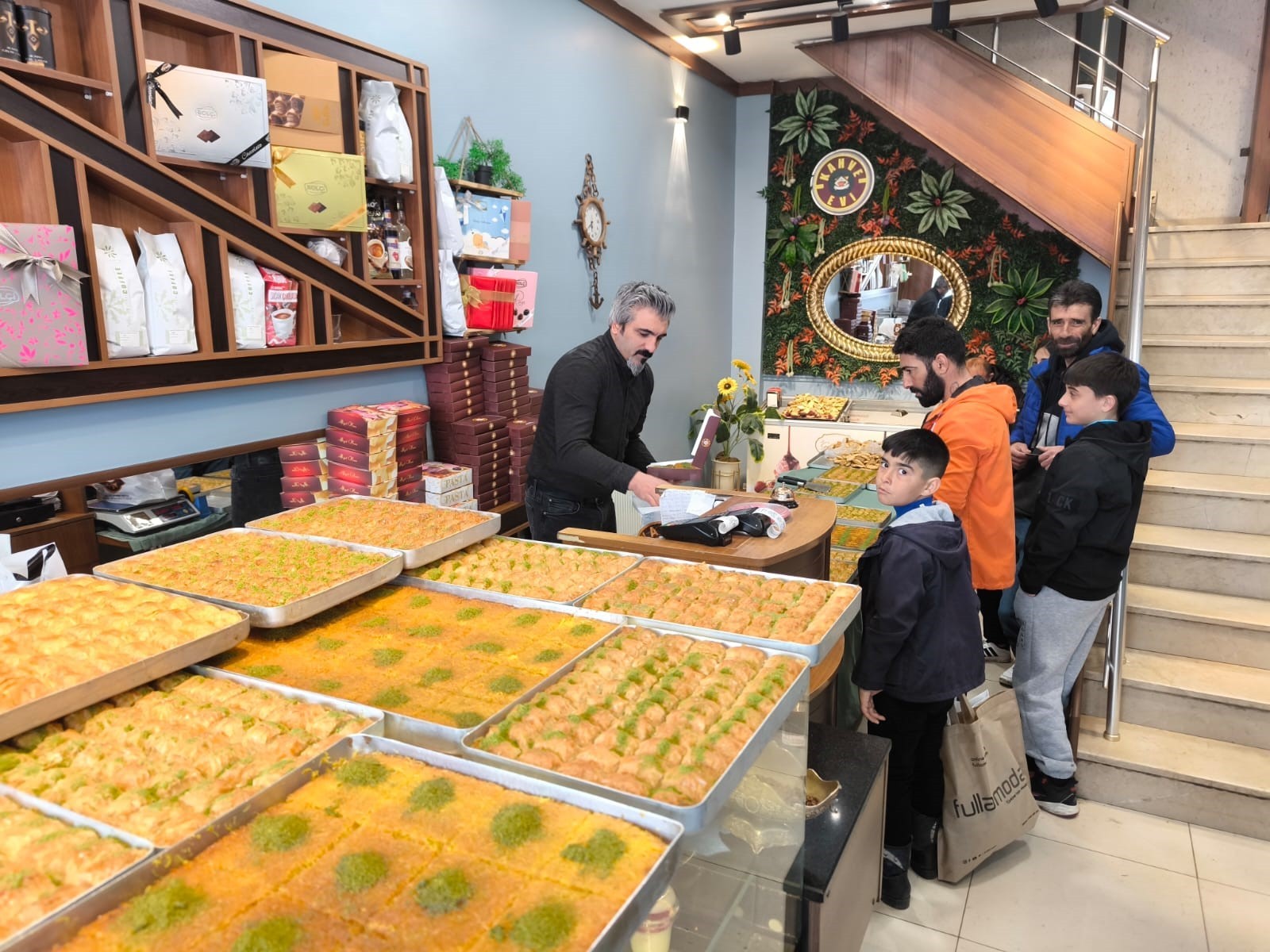 Kars’ta Bayram Mesaisi: Tatlıcılarda Sipariş Yoğunluğu Gece Yarısına Kadar Sürüyor