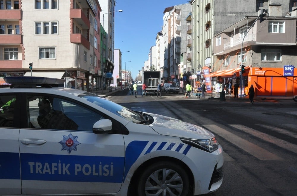 Kars’ta bazı caddeler trafiğe kapatıldı 