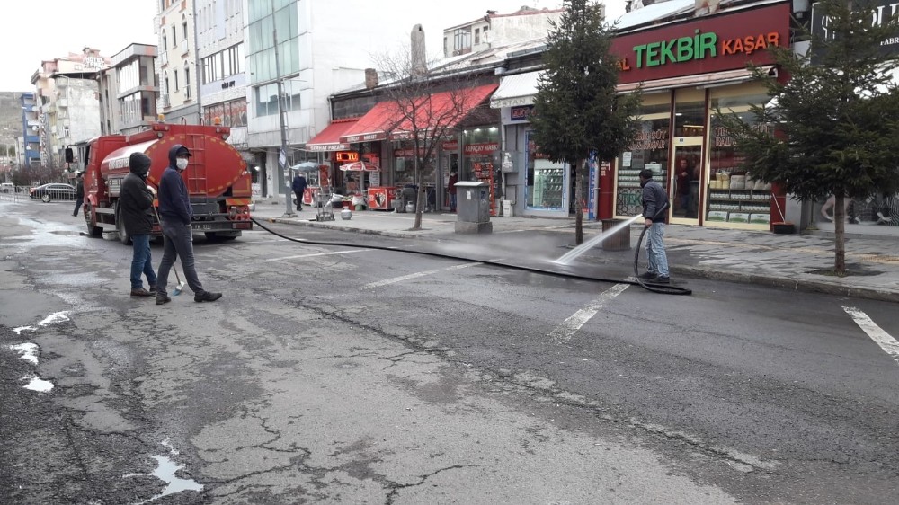 Kars’ta belediye cadde ve sokakları korona virüse karşı yıkıyor 