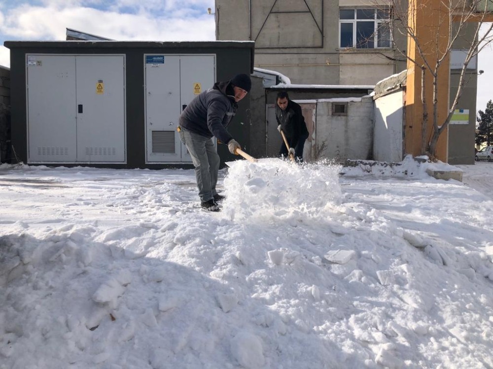 Kars’ta belediye işçilerinin kar mesaisi başladı 