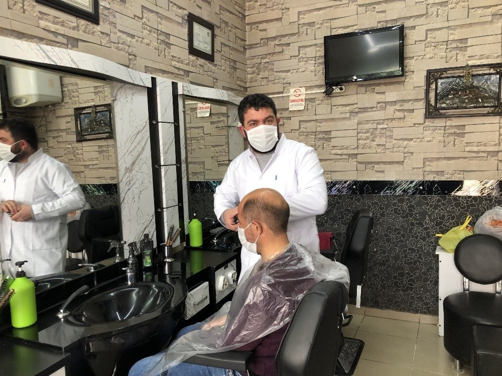 Kars’ta berberler iş yerlerini açtı 