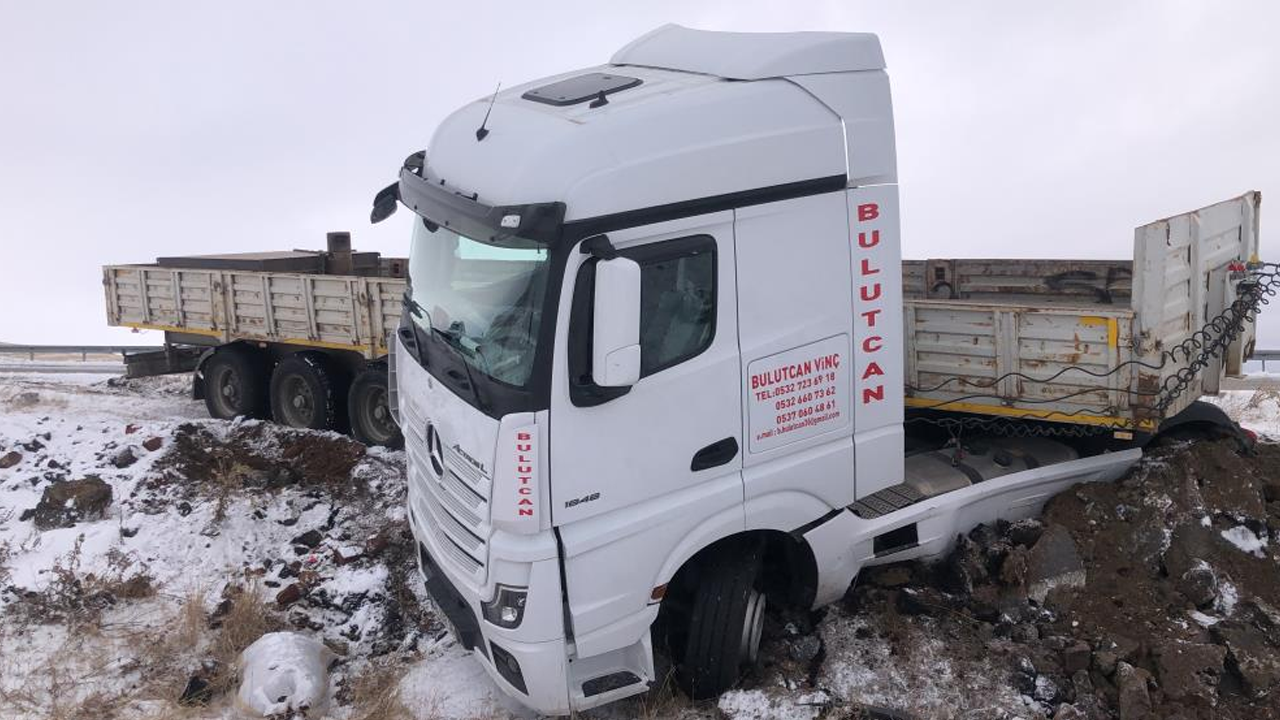 Kars'ta buzlanan yolda kayan TIR böyle uçtu!