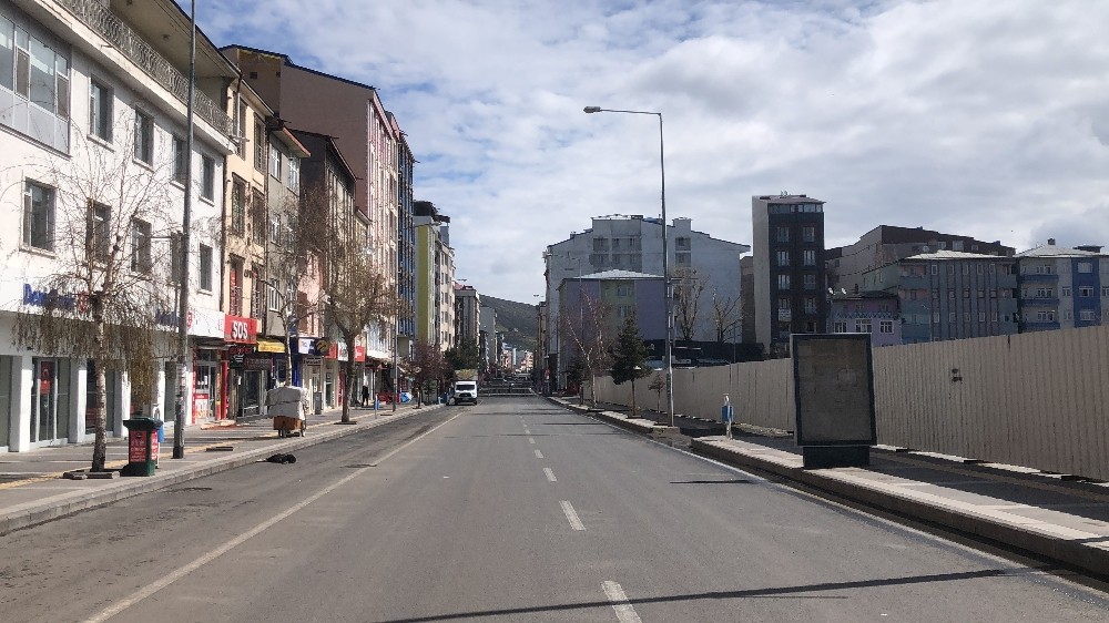 Kars’ta cadde ve sokaklar boş kaldı 