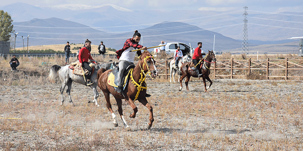 Kars'ta cirit dostluk maçı yapıldı