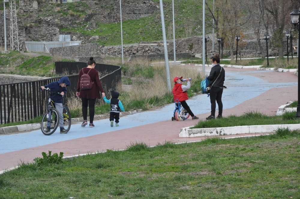 Kars’ta çocuklar parklara akın etti 