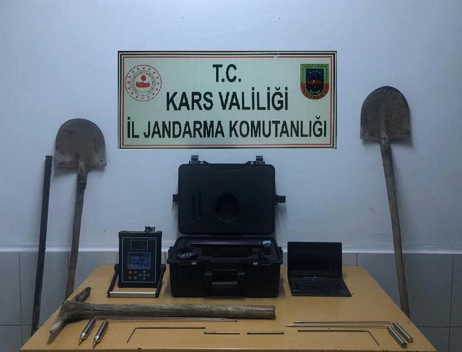 Kars’ta defineciler yakayı ele verdi 