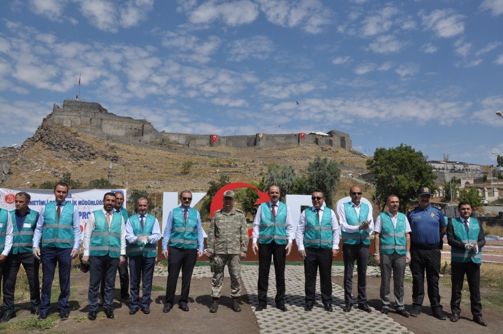 Kars’ta denetimli serbestlik yükümlülerinden çevre temizliği 