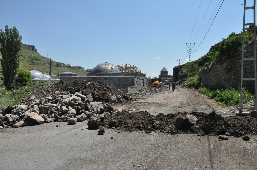 Kars’ta Dere içi yolu trafiğe kapatıldı 