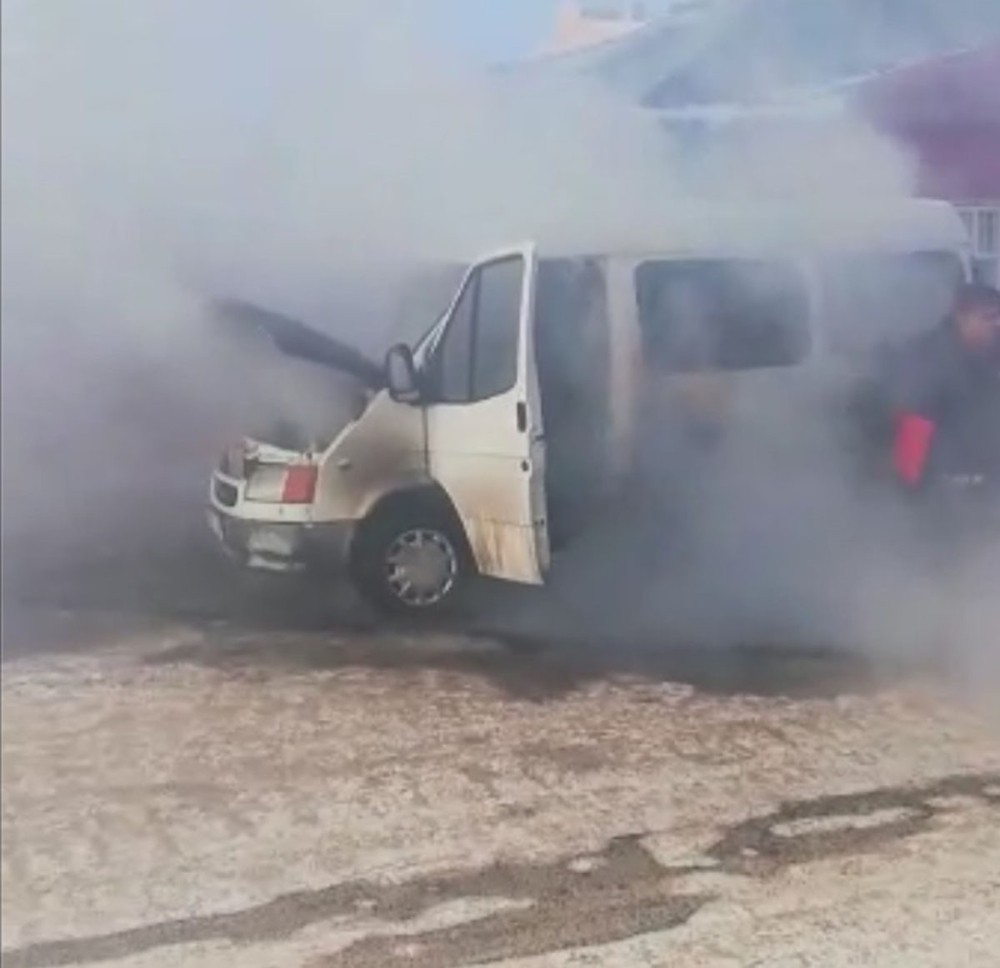 Kars’ta donan minibüs, altında ateş yakılırken alev aldı 