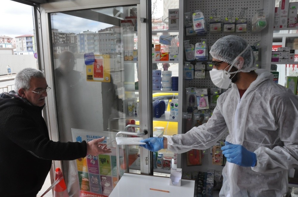 Kars’ta eczanelerde ücretsiz maske dağıtımı başladı 