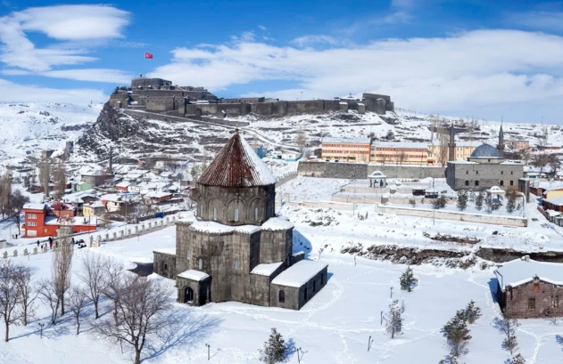 Kars’ta eğitim-öğretime yoğun kar yağışı dolasıyla 1 gün ara verildi.