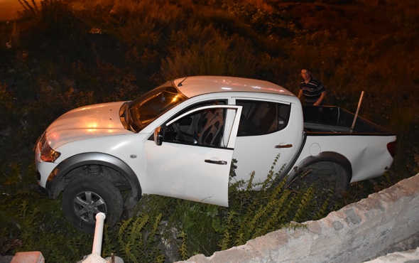 Kars'ta el frenini çekmeyi unuttuğu otomobille şarampole devrildi