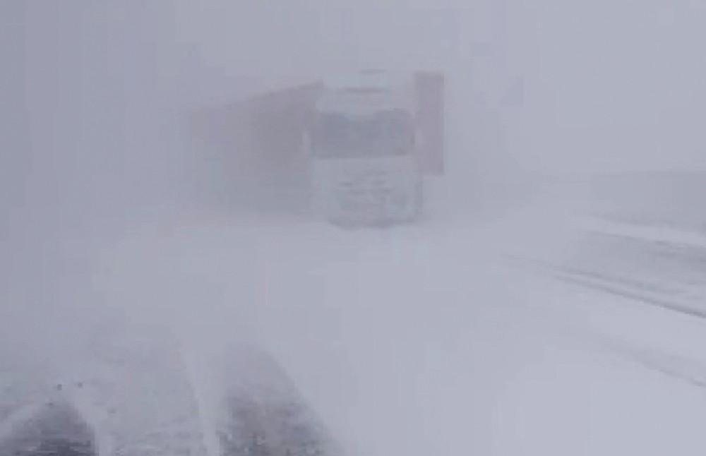 Kars’ta etkili olan tipide çok sayıda araç mahsur kaldı 