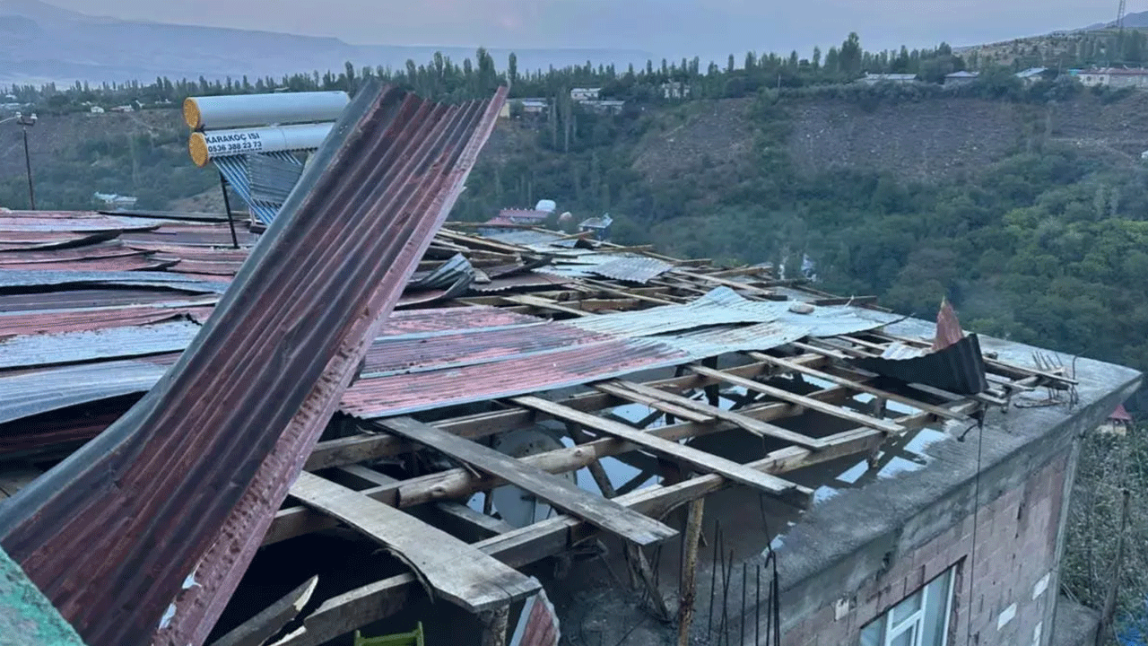 Kars’ta fırtına paniği: Çatılar uçtu, vatandaşlar korku dolu anlar yaşadı