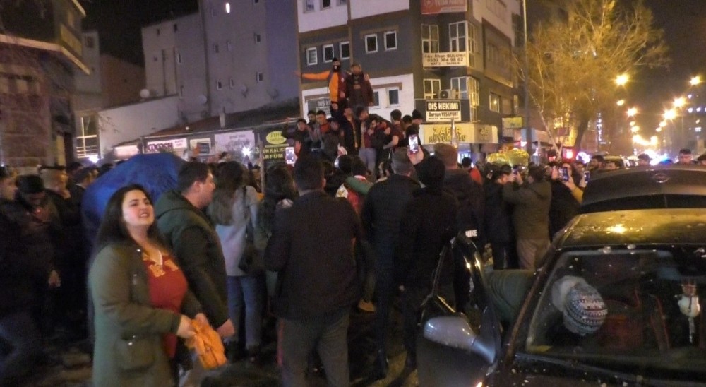 Kars’ta Galatasaraylı taraftarlar sokaklara döküldü 